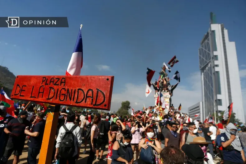 24337 imagen de una manifestacion en plaza italia con un cartel qu.webp