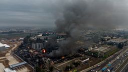 Incendio químico en Quilicura visto desde el aire - Agencia Uno
