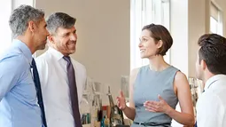 Chilenos creen que faltan líderes positivos en los trabajos: Solo 13% considera que son suficientes