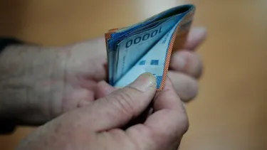 Por el alza sostenida en el costo de la vida: Un 42% de los chilenos ya ha reducido gastos y 33% planea hacerlo