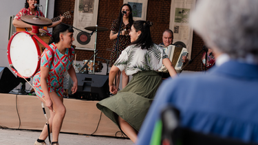 Con bordatón, improvisación musical y taller de cueca se celebran los 107 años de Violeta Parra