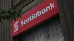 Víctima de estafa bancaria acredita falta de seguridad y defraudación de $15 millones de banco