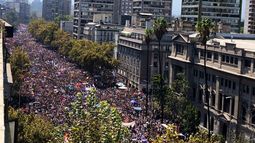 Medios de todo el mundo destacan que masiva manifestación en Chile marcó el ritmo del 8M