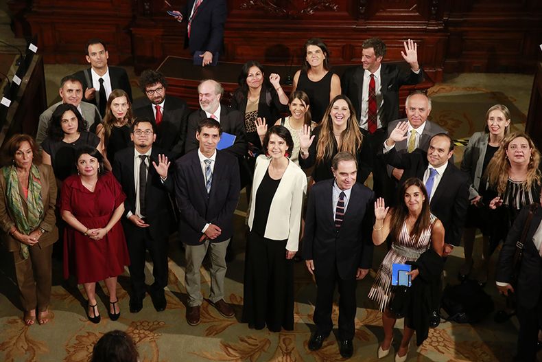 Los 24 miembros de la Comision Experta.jpg