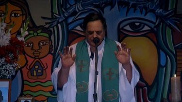 Tras reiterada negativa, PDI allana Compañía de Jesús para incautar informe de Felipe Berríos