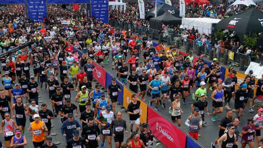 El Maratón de Santiago, Londres y Boston lideran la carrera hacia la carbono neutralidad, combinando bonos de carbono, remoción de CO2 y logística sostenible en eventos masivos.