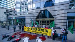 Activistas vierten sangre en embajada de Brasil, en apoyo a mujeres indígenas de la Amazonía