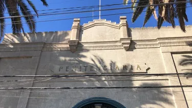 Desbaratan red de corrupción en cárcel Santiago 1: 44 gendarmes detenidos por vender carne, drogas, alcohol y comercio sexual