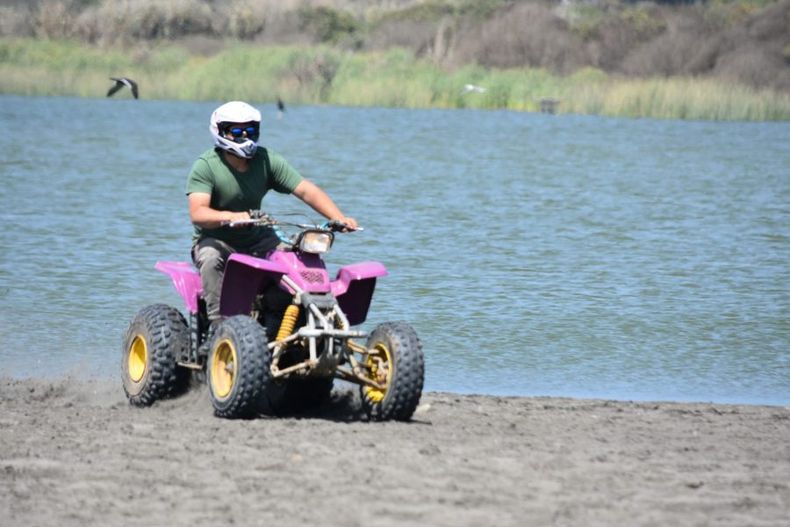 Jeepeo en la playa scaled e1702580539439.jpg