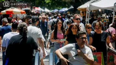 El Desconcierto | 30982 gente comprando en el paseo ahumada.webp