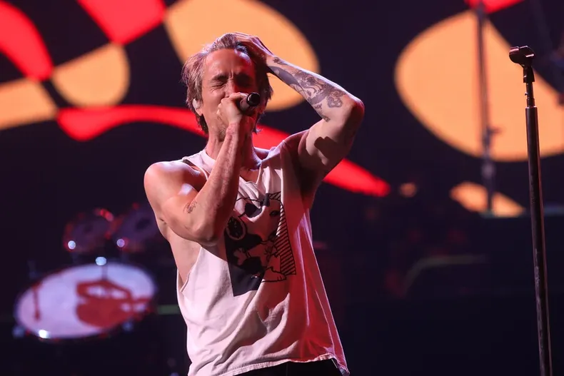 el incomodo momento de tita ureta entrevistando a vocalista de incubus en vina 2025  lo invito a comer mariscos y el es vegano.webp