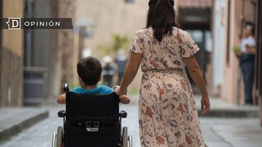 El Desconcierto | 7295 mujer caminando junto a un nino en silla de ruedas.jpg
