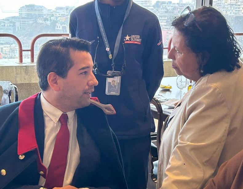 Javier Olivares junto a Lorena Pizarro - Foto: X @LorenaPizarroS