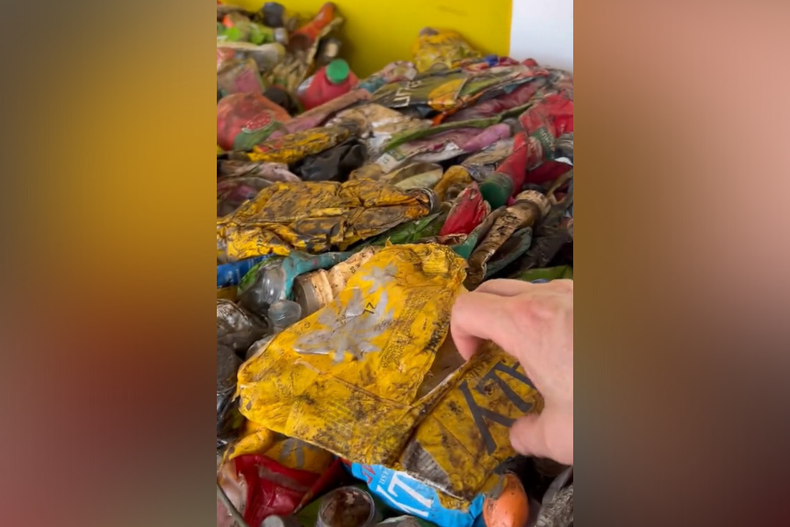 Botellas plasticas sin reciclar.png