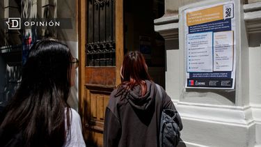 El Desconcierto | 6237 dos estudiantes de espalda entrando a una universidad.jpg