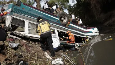 Tragedia en Guatemala: Bus cae desde un puente y provoca la muerte de 52 personas