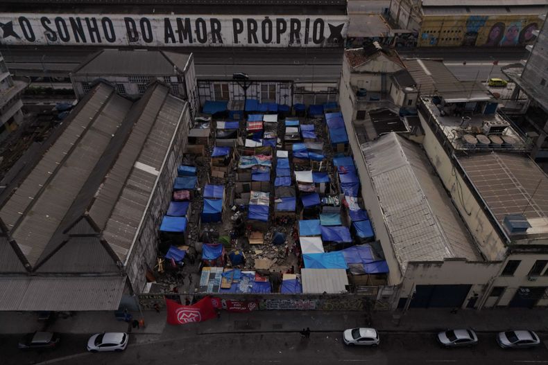 Vista aérea de la ocupación Povo Maravilha en la Región Portuaria de Río de Janeiro, Brasil, impulsada por el MTST para exigir acceso a vivienda digna y el cumplimiento de la función social de la propiedad.