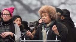 El fiero discurso feminista de Angela Davis en la marcha de las mujeres tras el triunfo de Donald Trump