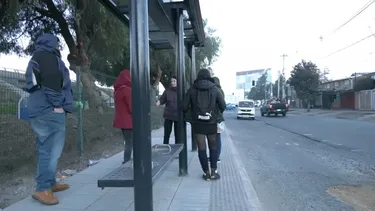 Obliga a los usuarios a esperar de espaldas a los buses: Denuncian que paradero fue construido al revés en Renca