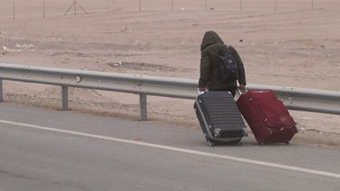 El Desconcierto | Imagen referencial persona migrante en la frontera.jpeg