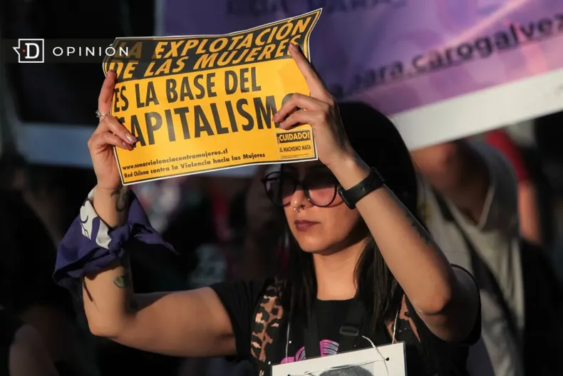 13299 marcha de mujeres con cartel contra el capitalismo.webp