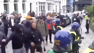 Miedo de las minorías étnicas en el Reino Unido por la violencia callejera de la ultraderecha