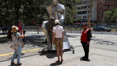 Pensador del Futuro” de 3,20 metros responde en Santiago preguntas con IA sobre el futuro