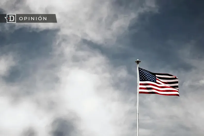 10444 bandera de usa con un cielo gris.webp