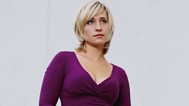 Actriz de Smallville lidera una secta donde usan a mujeres como esclavas sexuales y las marcan como ganado