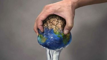 Mantener la ecología. Vanessa Weinberger advierte que Chile refleja una economía extractivista que consume más de lo que los ecosistemas pueden regenerar.
