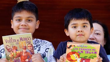 En Cerro Navia los niños optan por los libros como regalos navideños
