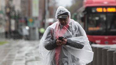 llueve sobre la ciudad y aparecen los cortes de luz en santiago y regiones: casi 10 mil personas sin energia