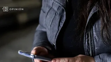 El Desconcierto | 21504 mujer viendo un celular.webp