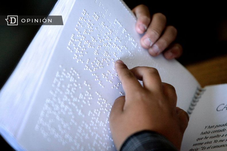8243 manos de una persona leyendo un libro en braile.jpg