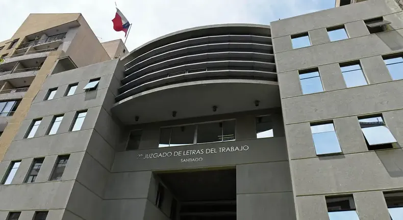 rechazan demanda de exjefa de gabinete de subsecretaria de ff.aa. de pinera que acuso discriminacion politica en despido.webp
