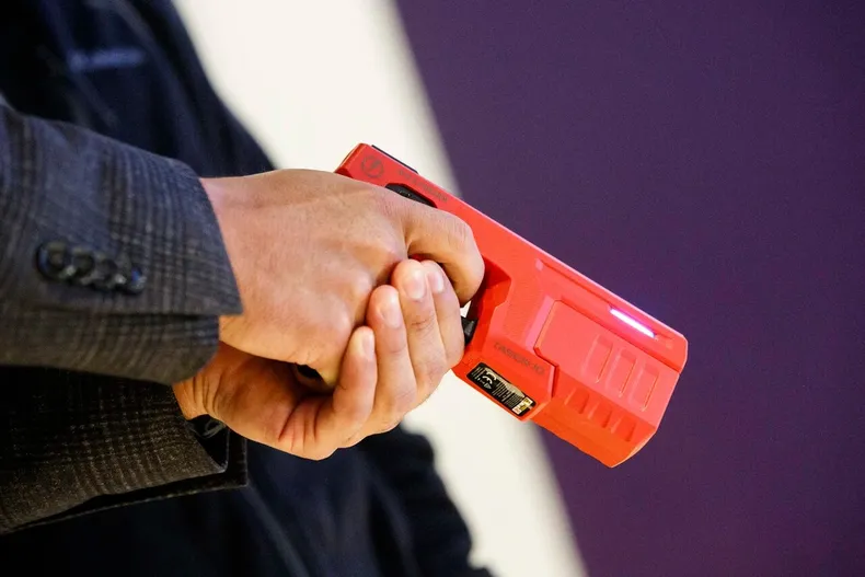 11766 pistola taser.webp