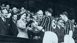 Desde la música al fútbol: Gran Bretaña completa se viste de luto tras muerte de Reina Isabel