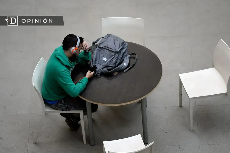 30753 estudiante universitario en una mesa con su mochila.webp