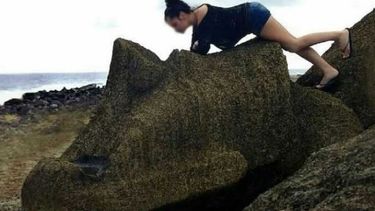 Comunidad Rapa Nui disconforme por sanción contra turista que se fotografió sobre un moai