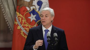 José Antonio Kast con una bandera chilena de fondo / Agencia Uno