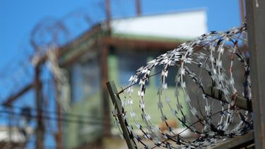 Familia de reo asesinado en cárcel acredita falta de servicio de Gendarmería: $90 millones de indemnización