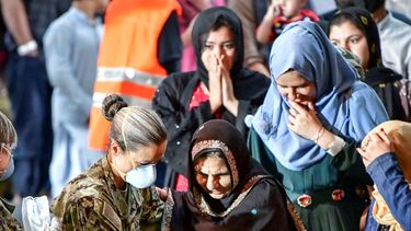 Talibanes prohíben a los afganos trasladarse hasta el aeropuerto en medio de evacuaciones