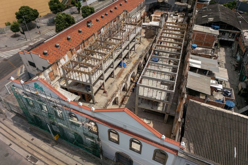 Paneo descendente de dron sobre la Región Portuaria de Río de Janeiro, donde se multiplican los nuevos edificios residenciales desarrollados por la constructora Cury. La verticalización acelerada forma parte de un proceso de reconfiguración urbana que ha transformado el perfil del área en los últimos años, con miles de nuevas unidades destinadas principalmente al mercado formal. En una ciudad atravesada por un déficit habitacional estructural, el contraste entre la producción masiva de vivienda privada y la dificultad de acceso para sectores de bajos ingresos expone las tensiones entre valorización inmobiliaria y derecho a la ciudad. Región Portuaria, Río de Janeiro, Brasil.