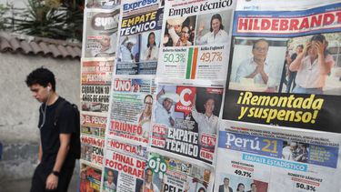 Una persona camina cerca de un quiosco con distintos diarios este lunes, en Lima Perú - Agencia EFE