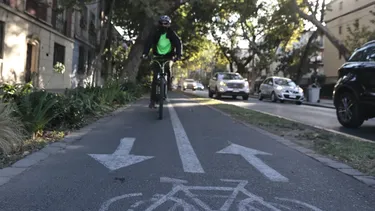 Atropelló a ciclista y a su hijo de 7 meses en ciclovía: Conductor y empresa de transporte deberán pagarles $185 millones