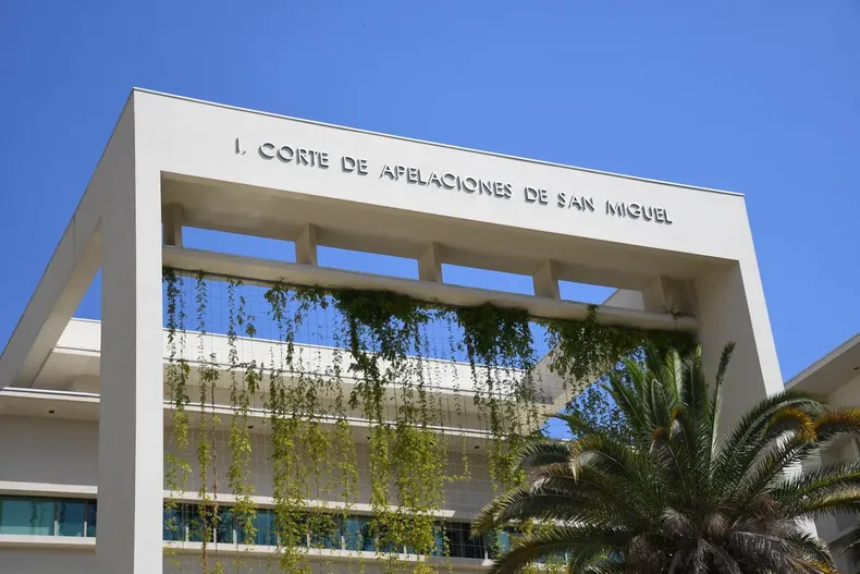 ordenaron arresto a madre por deuda de pension pese a que hijos vivian con ella desde 2022 corte decidio mantener apremio.webp
