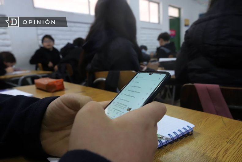4187 estudiante con un celular en la sala de clases.jpg