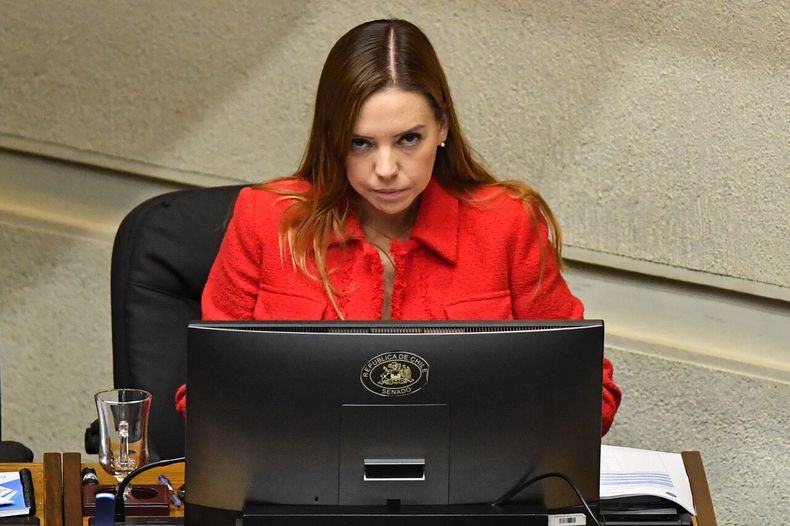 Senadora Camila Flores en el Congreso - Agencia Uno