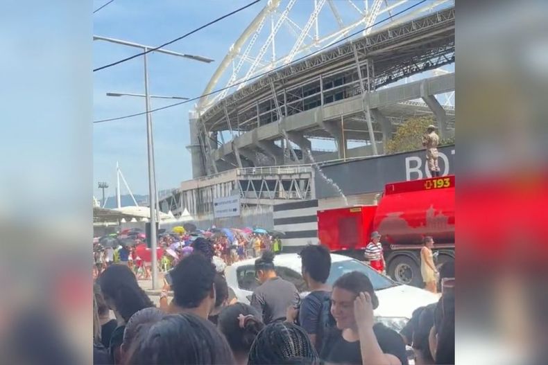 video concierto de taylor swift en brasil bomberos esta tirando agua por ola de calor e1700333398905.jpeg