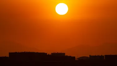 Santiago bajo densa capa de humo debido a incendios forestales: En San Pedro de Melipilla van casi 2.000 hectáreas quemadas